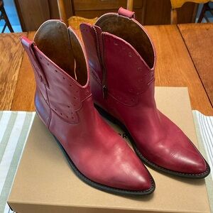 LuckyBrand size 10m cranberry boots
